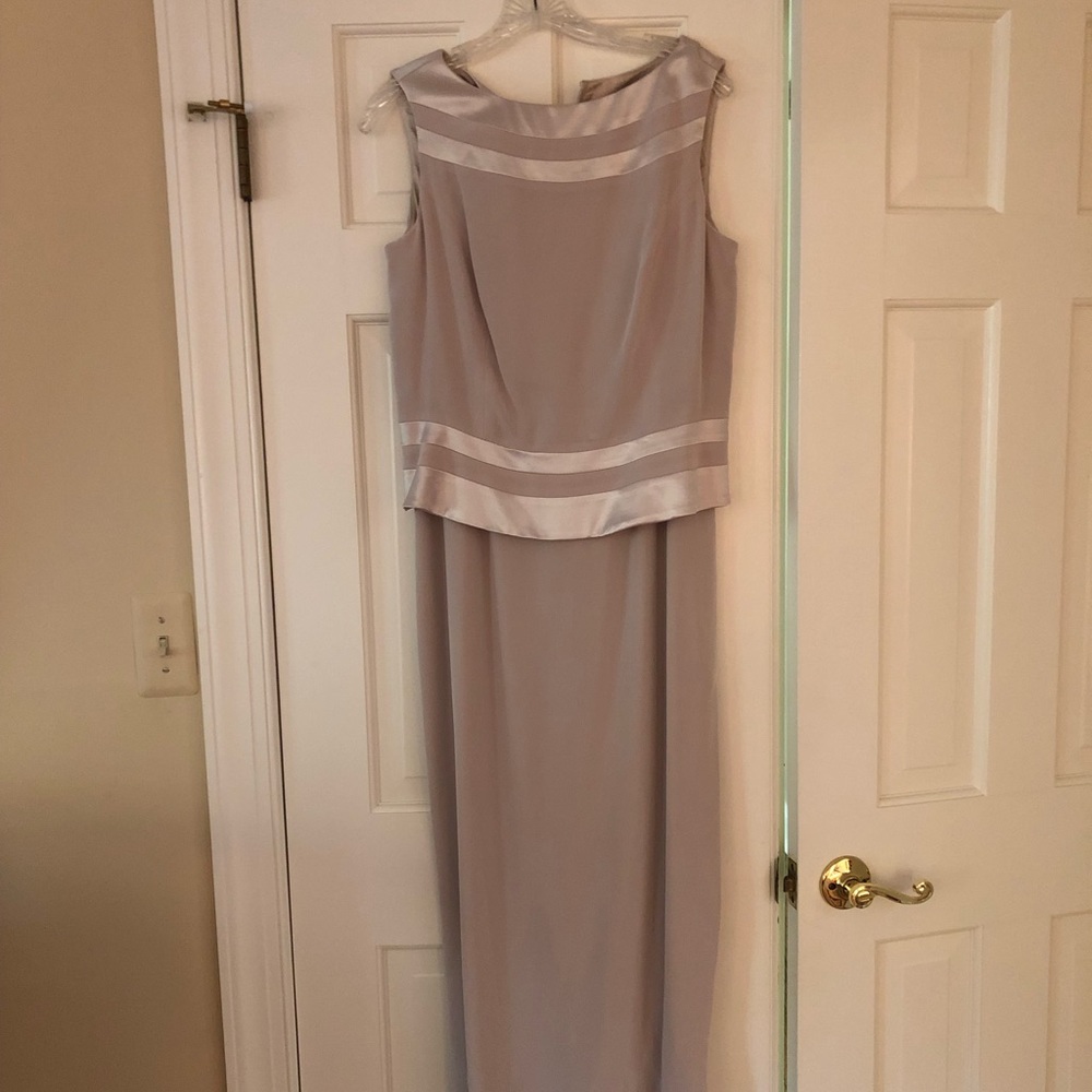 Jones New York floor length evening gown